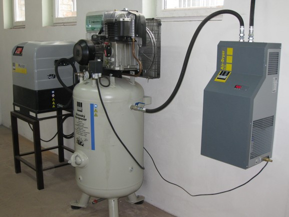 Schneider tandemový šroubový/pístový kompresor – Zastávka u Brna